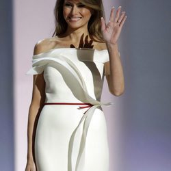 Melania Trump y su look durante el baile inaugural de la toma de posesión