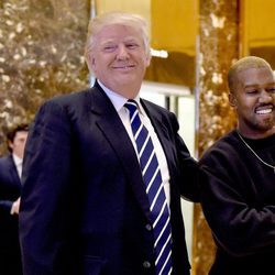Kanye West reuniéndose con Donald Trump en Nueva York