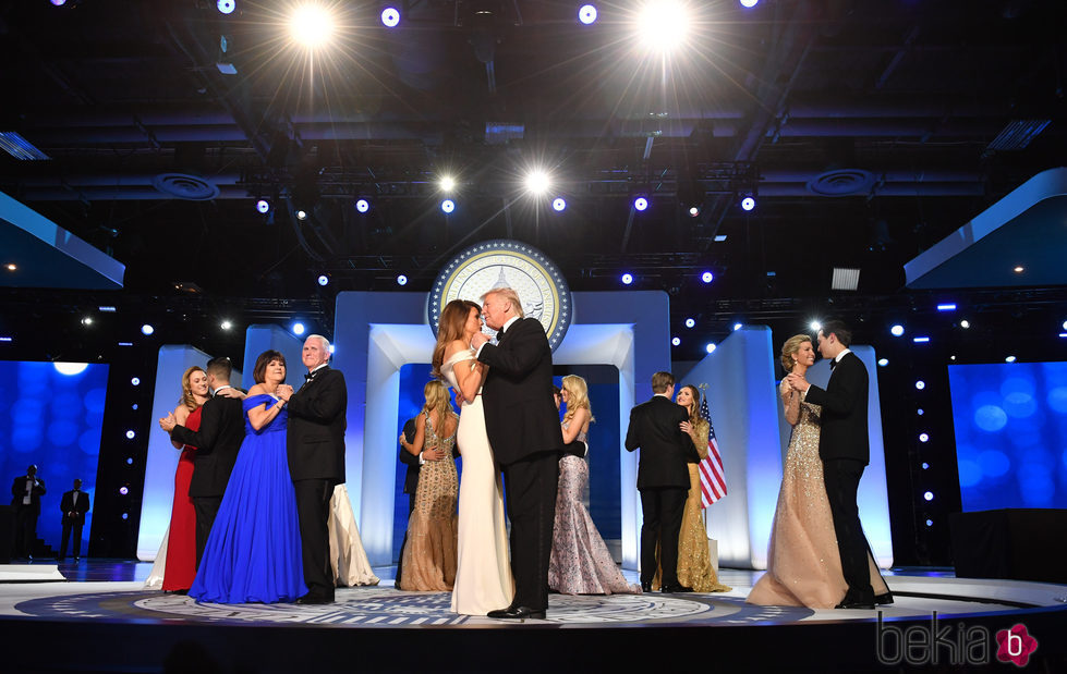 Donald y Melania Trump bailando muy pegados tras la toma de posesión