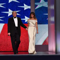 Donald Trump y Melania, juntos en el baile inaugural