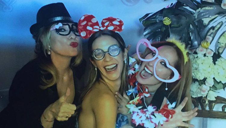 Tamara Gorro se divierte junto a Rosa Benito y Rosario Mohedano en la fiesta de su 30 cumpleaños
