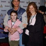 Eric Roberts, su mujer Eliza y su hija Emma Roberts en un viaje a Disneyland