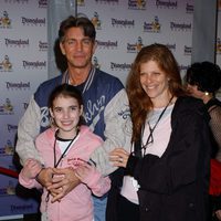 Eric Roberts, su mujer Eliza y su hija Emma Roberts en un viaje a Disneyland
