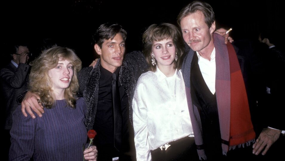 Lisa, Eric y Julia Roberts con John Voight en un evento