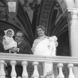Rainiero de Mónaco y Grace Kelly con sus hijos Carolina y Alberto en 1958