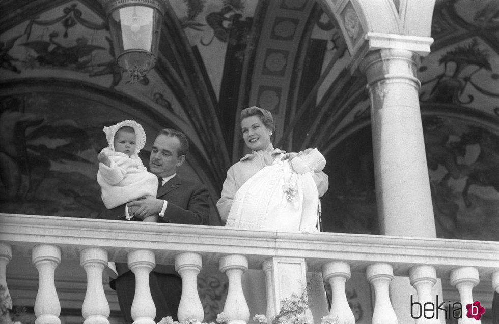 Rainiero de Mónaco y Grace Kelly con sus hijos Carolina y Alberto en 1958