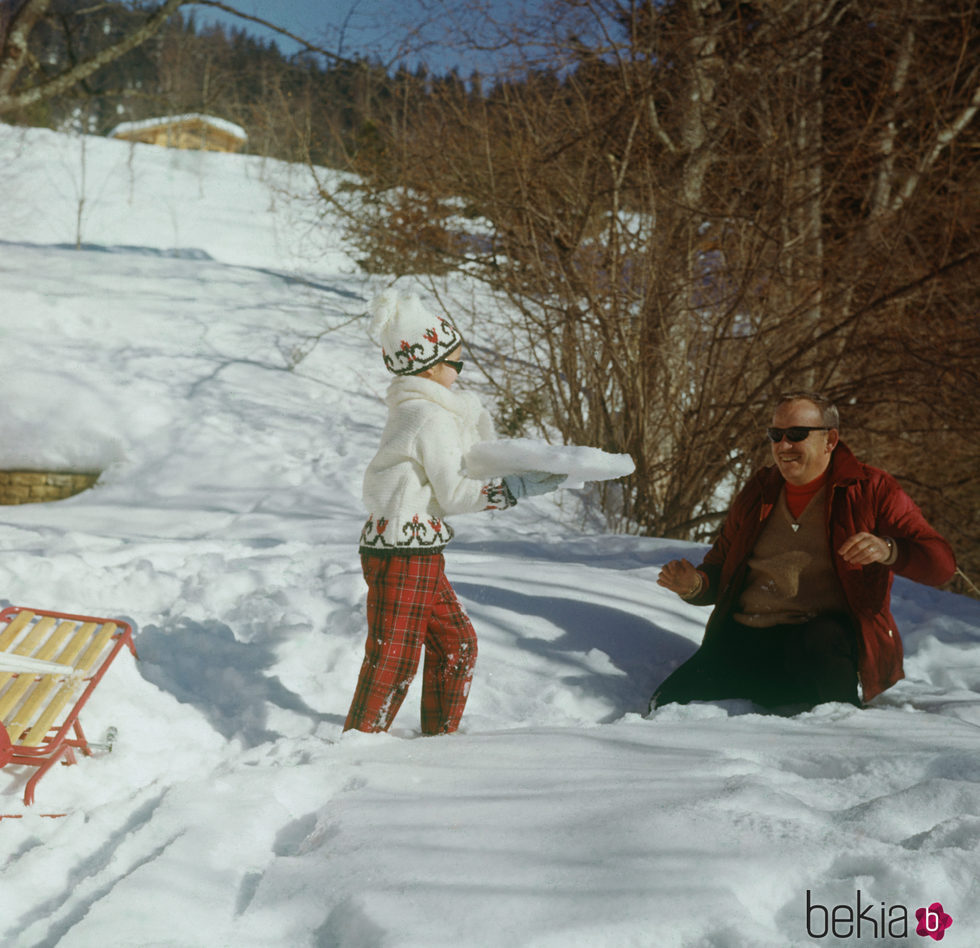 Carolina de Mónaco jugando con la nieve con Rainiero de Mónaco en Gstaad