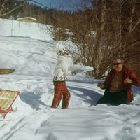 Carolina de Mónaco jugando con la nieve con Rainiero de Mónaco en Gstaad