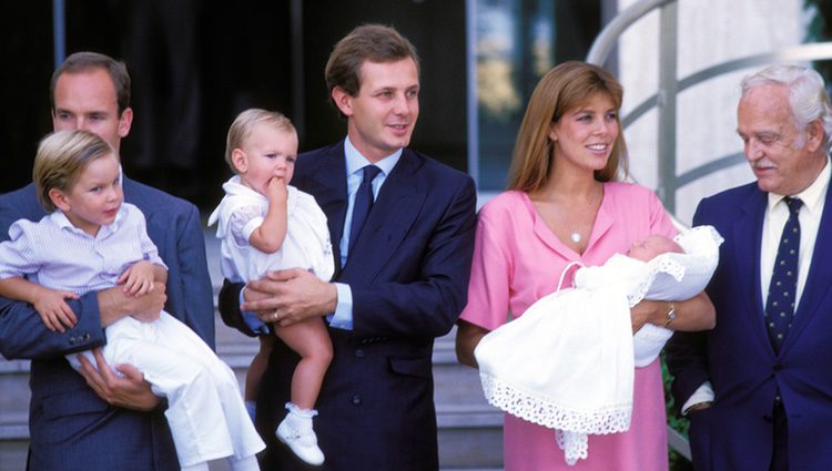 Carolina de Mónaco y Stefano Casiraghi con sus tres hijos Andrea, Carlota y Pierre