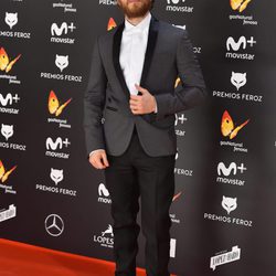 Álvaro Cervantes en la alfombra roja de los Premios Feroz 2017