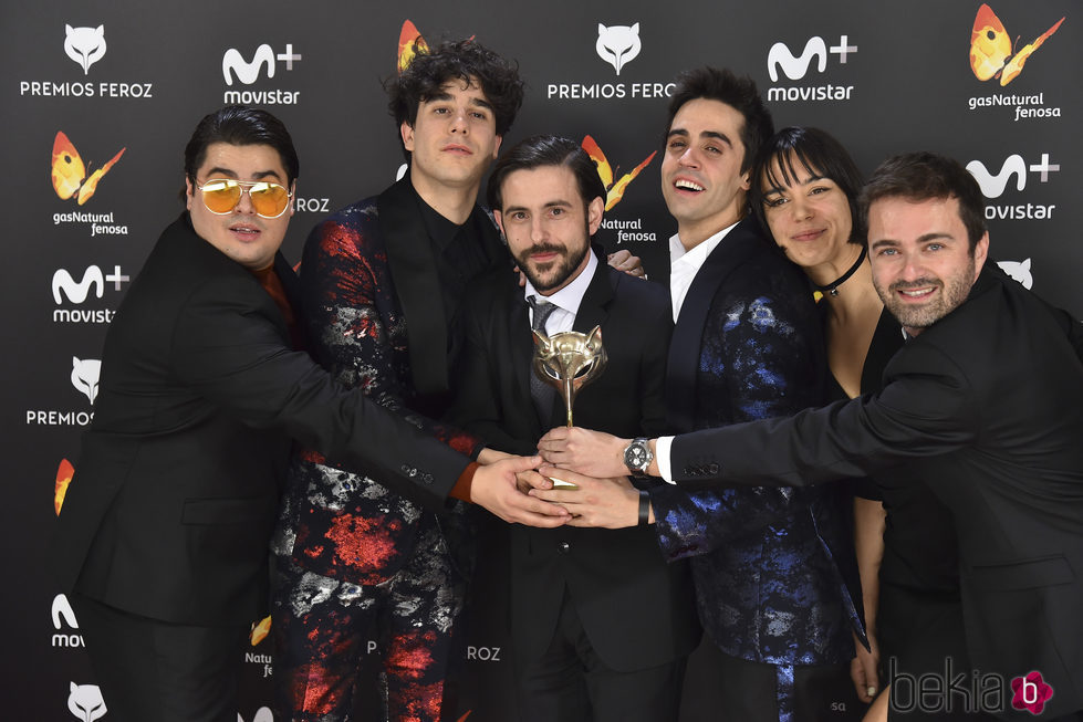 El equipo de 'Paquita Salas' con su Premio Feroz 2017