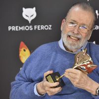 Ibáñez Serrador con su premio de reconocimiento en los Premios Feroz 2017