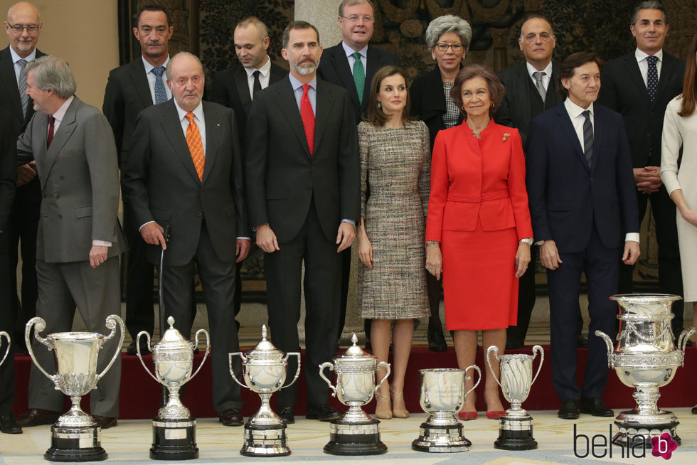 Los Reyes Felipe y Letizia con el Rey Juan Carlos y la Reina Sofía en los Premios Nacionales del Deporte