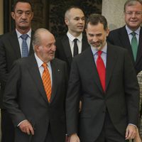 El Rey Felipe y su padre el Rey Juan Carlos muy sonrientes en los Premios Nacionales del Deporte