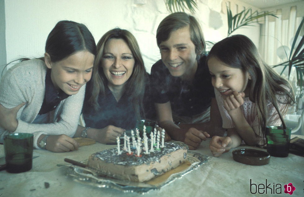 Paola Dominguín, Lucía Dominguín y Miguel Bosé celebrando un cumpleaños con su madre Lucía Bosé