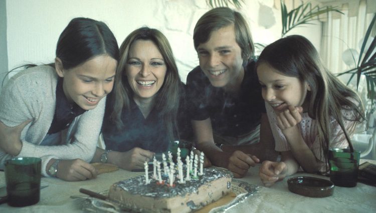Paola Dominguín, Lucía Dominguín y Miguel Bosé celebrando un cumpleaños con su madre Lucía Bosé