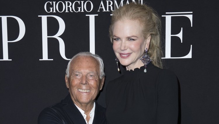 Nicole Kidman apoyando a Giorgio Armani en su desfile primavera/verano 2017 en la Semana de la Alta Costura de París
