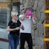 Scarlett Johansson y Romain Dauriac con su hija Rose Dorothy en Los Angeles