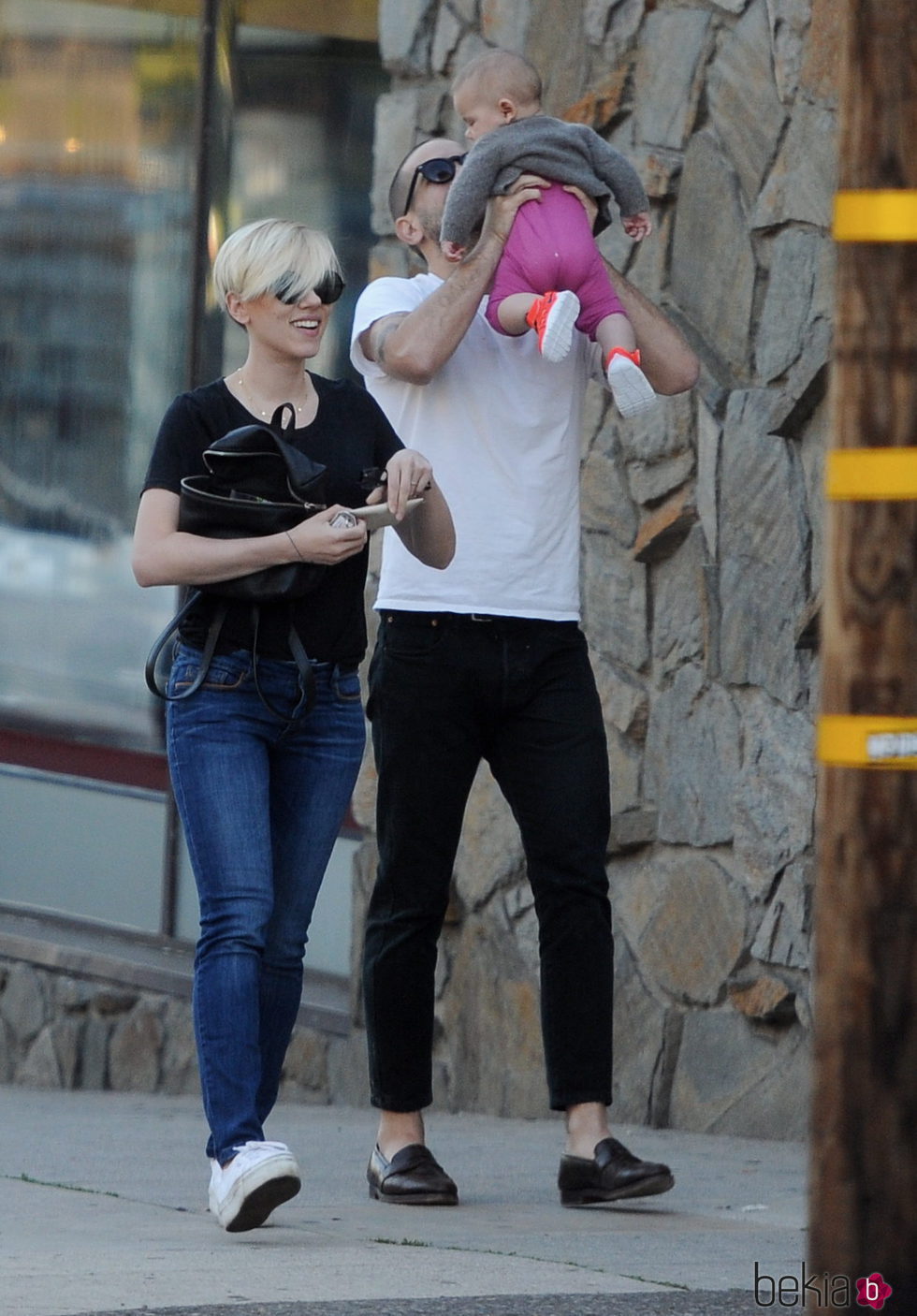 Scarlett Johansson y Romain Dauriac con su hija Rose Dorothy en Los Angeles