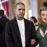Scarlett Johansson y Romain Dauriac en los Oscar 2015