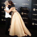 Paula Echevarría y Concha Velasco abrazándose en los Premios Mujer Hoy 2017