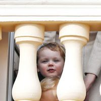 Los Príncipes Gabriella y Jacques de Mónaco viendo la procesión de Santa Devota desde el balcón de Palacio