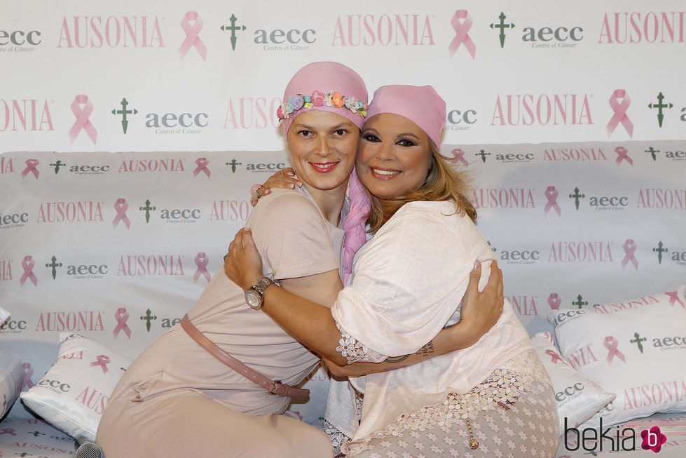 Terelu Campos y Bimba Bosé en la campaña 2015 de lucha contra el cáncer de mama