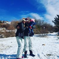 Kiko Rivera, Irene Rosales y su hija Ana en la nieve