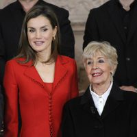 La Reina Letizia y Concha Velasco en la clausura de la conmemoración del IV centenario de la muerte de Cervantes