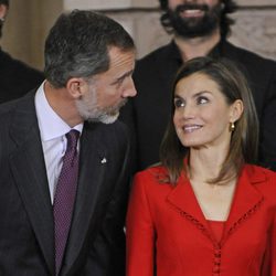 La Reina Letizia mira con cariño al Rey Felipe en un acto en el Palacio Real