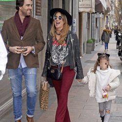 Elena Tablada con su hija Ella Bisbal y su novio Javier Ungría en su 36 cumpleaños