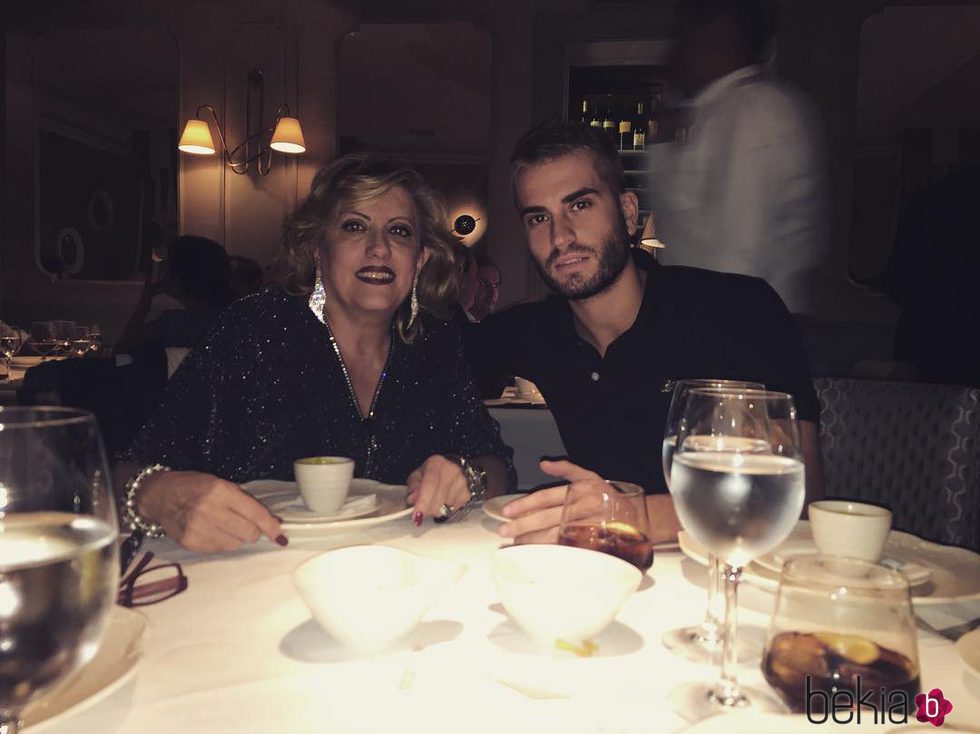 Rodri ('GH 17') y su madre Rosa Puch en un restaurante