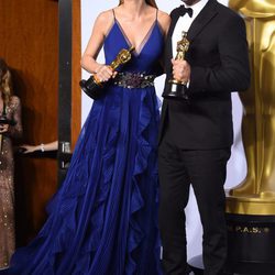 Leonardo DiCaprio y Brie Larson posando con sus estatuillas en los Oscar 2016