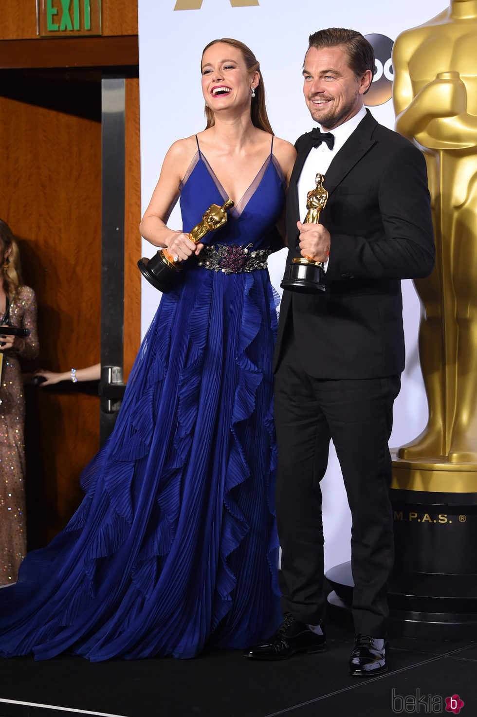 Leonardo DiCaprio y Brie Larson posando con sus estatuillas en los Oscar 2016