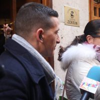 Isabel Pantoja se refugia de la prensa a la salida de un restaurante
