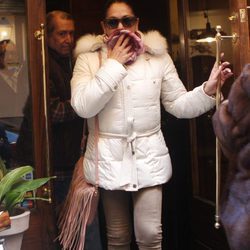 Isabel Pantoja se tapa la boca a la salida de un restaurante