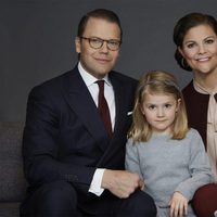 Retrato familiar de Victoria y Daniel de Suecia con sus hijos Estela y Oscar