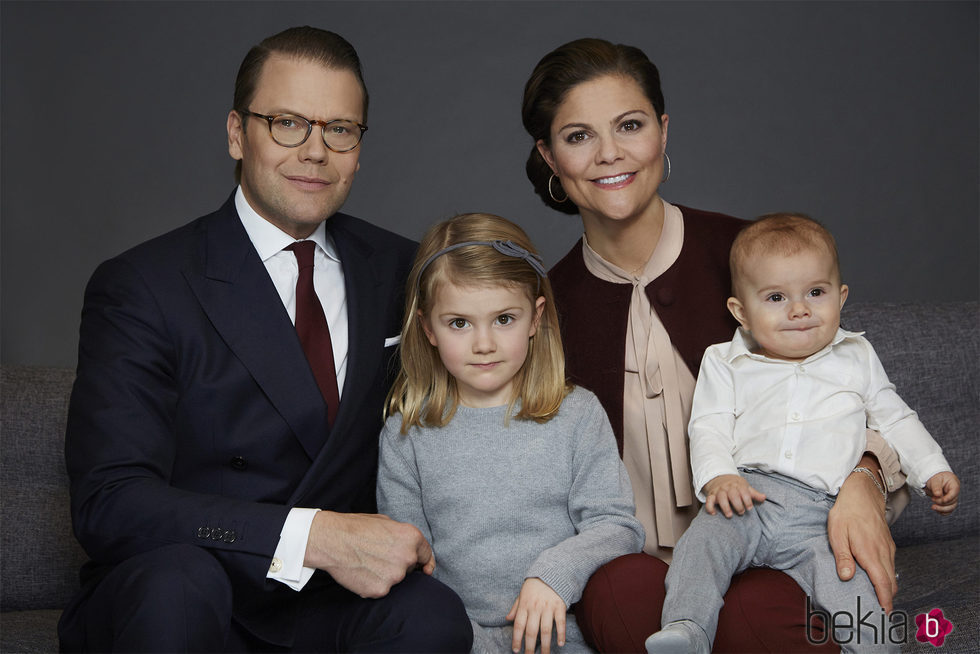 Retrato familiar de Victoria y Daniel de Suecia con sus hijos Estela y Oscar