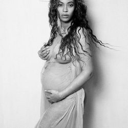 Beyoncé presume de embarazo en blanco y negro