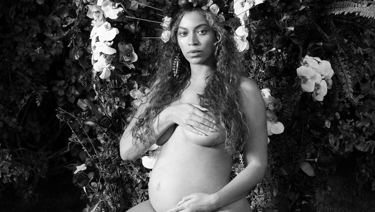 Beyoncé desnuda presumiendo de embarazo
