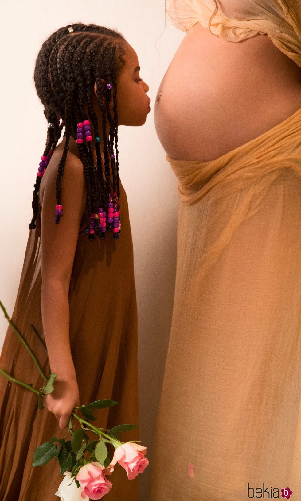 Blue Ivy Carter besa la tripa de embarazada de Beyoncé