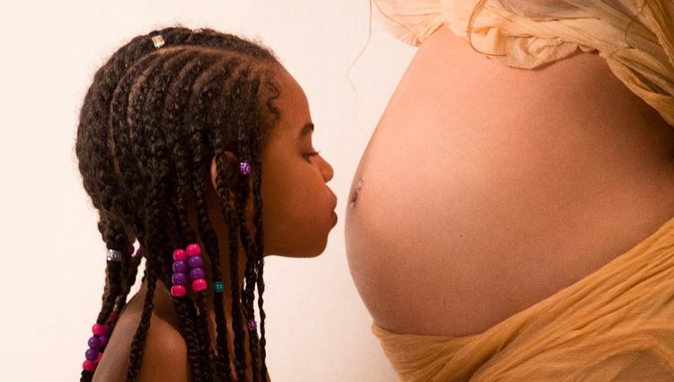 Blue Ivy Carter besa la tripa de embarazada de Beyoncé