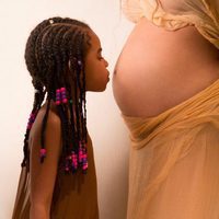 Blue Ivy Carter besa la tripa de embarazada de Beyoncé