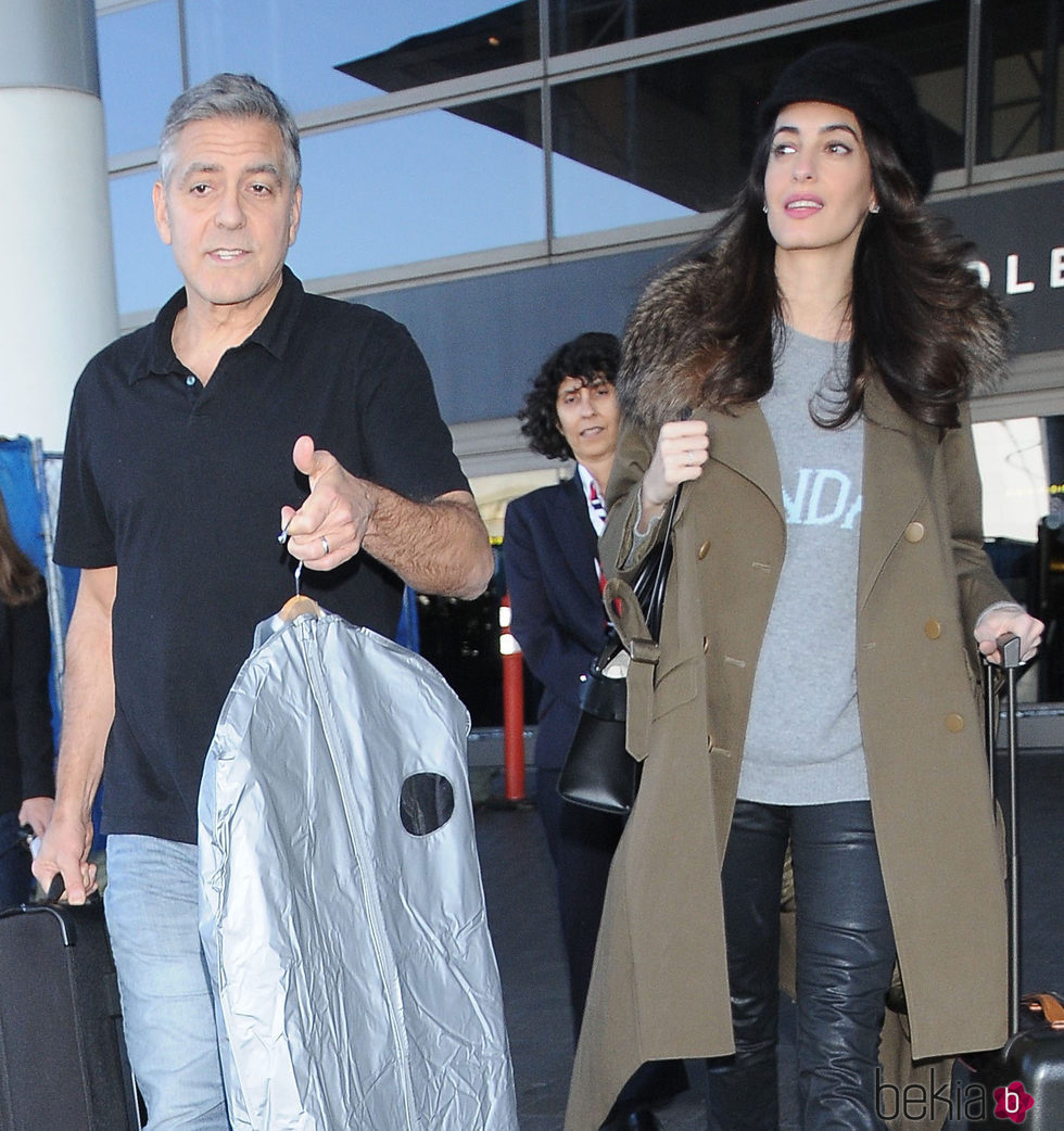 George Clooney y Amal Alamuddin en el aeropuerto de Los Angeles destino a Barcelona