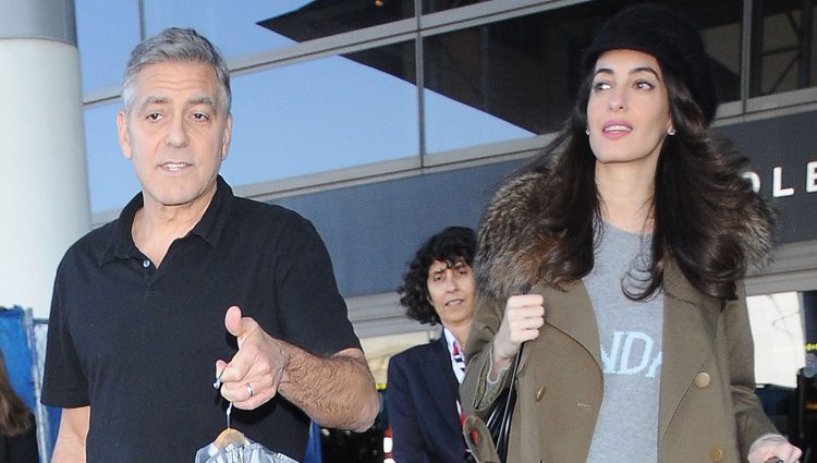 George Clooney y Amal Alamuddin en el aeropuerto de Los Angeles destino a Barcelona