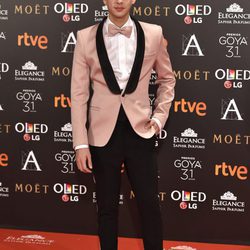 Eduardo Casanova en la alfombra roja de los Premios Goya 2017