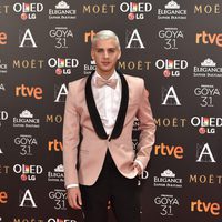 Eduardo Casanova en la alfombra roja de los Premios Goya 2017