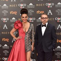 Cristina Rodríguez con un acompañante en la alfombra roja de los Premios Goya 2017