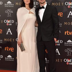 Raúl Arévalo y su pareja Melina Matthews en la alfombra roja de los Premios Goya 2017