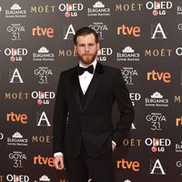 Álvaro Cervantes en la alfombra roja de los Premios Goya 2017